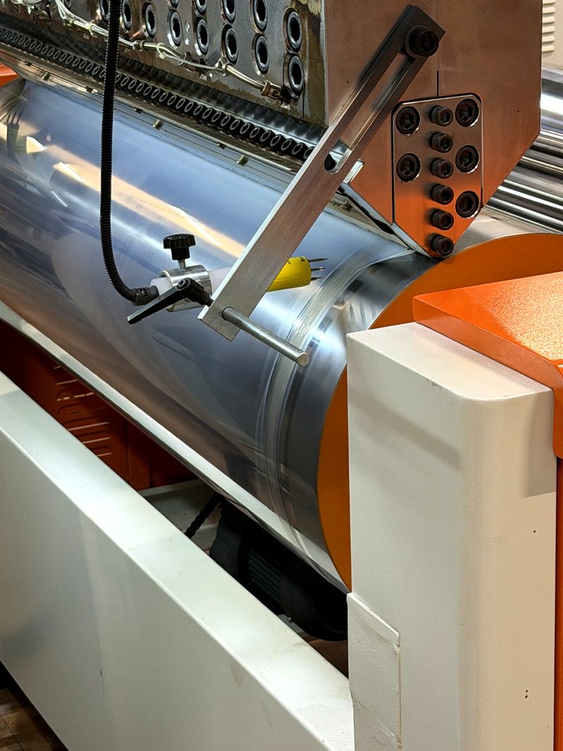Filière et rouleau refroidisseur : le film de palettisation se forme à la sortie de l'extrudeuse